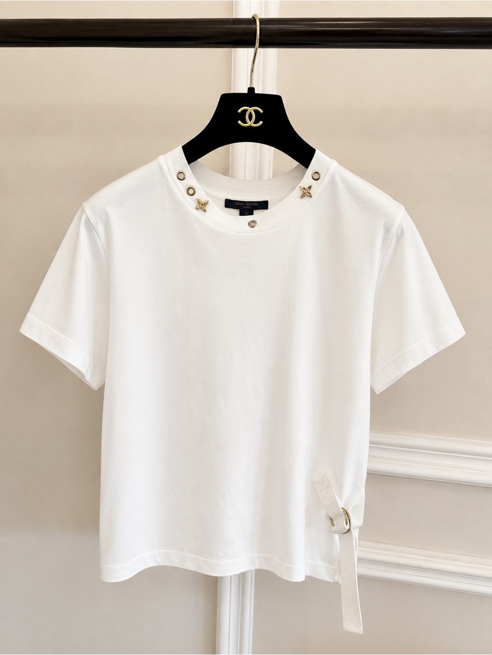🚩steal Louis Vuitton White Short-Sleeve Tee with Gold Stud and Star Accents